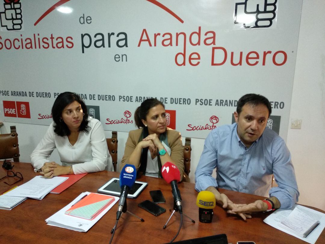 Los cargos públicos socialistas Mar Alcalde, Esther Peña y César Ramos han dado explicaciones sobre su planteamiento entorno al tren Directo