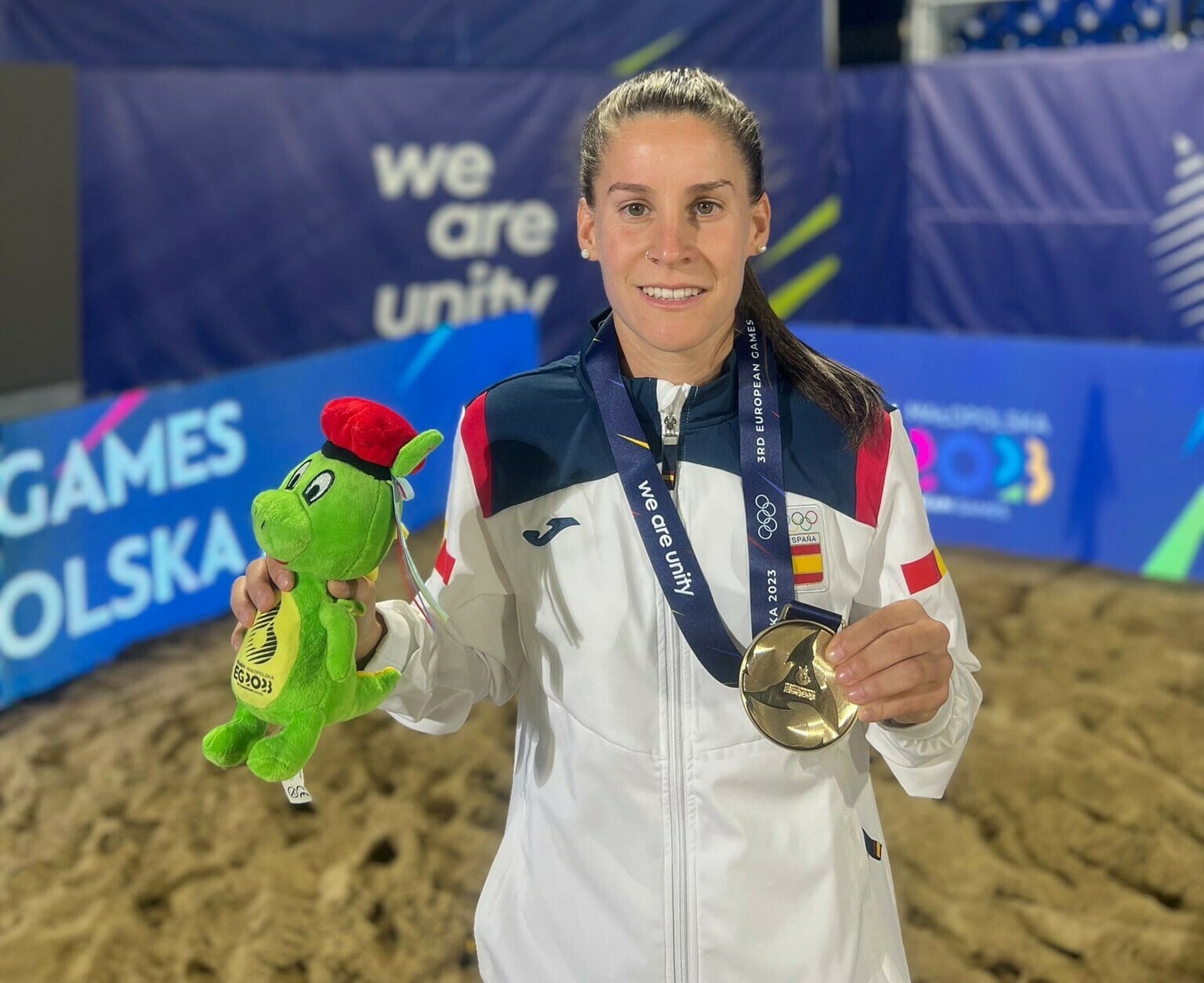 Jessi muestra feliz su medalla de oro.