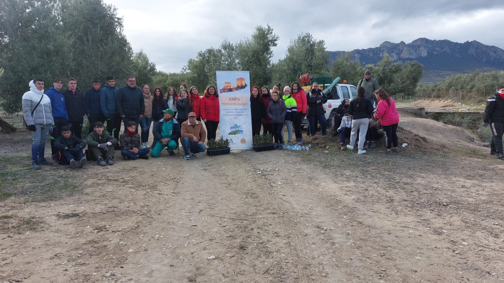 Foto de familia con alumnos/as y representantes de entidades colaboradoras