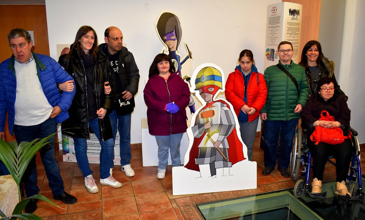 Usuarios de Aspades-La laguna en la exposición &quot;Superhéroes&quot; de Valorarte, en Puertollano