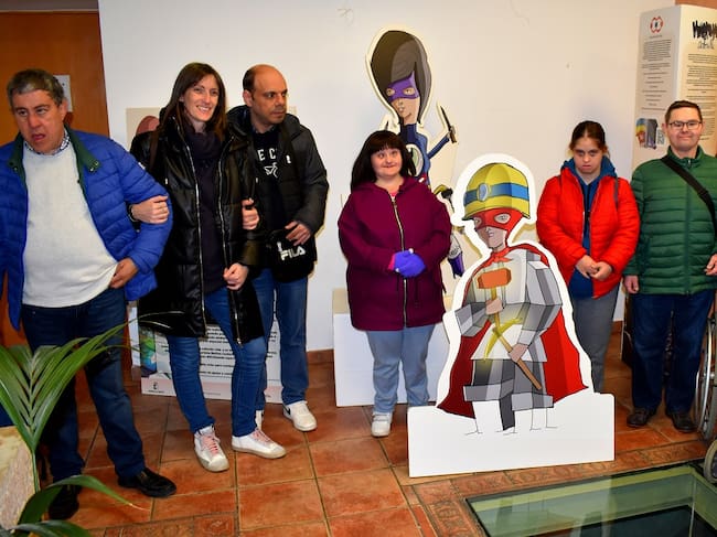 Usuarios de Aspades-La laguna en la exposición "Superhéroes" de Valorarte, en Puertollano