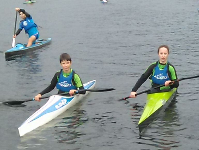 Los deportistas ourensanos del Club Fluvial Allariz, Paula y Agustín, en aguas del río Guadalquivir, en el último campeonato de España Infantil