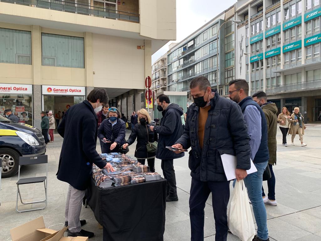 Público recogiendo el programa de mano de Cruz de Guía