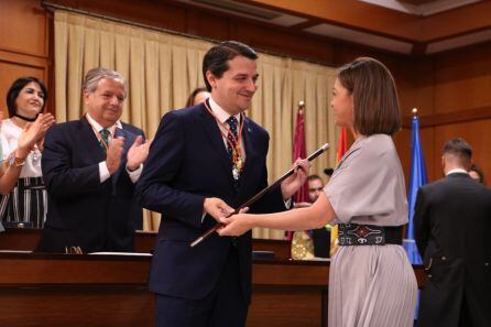 Isabel Ambrosio entrega el bastón de mando a Jose María Bellido