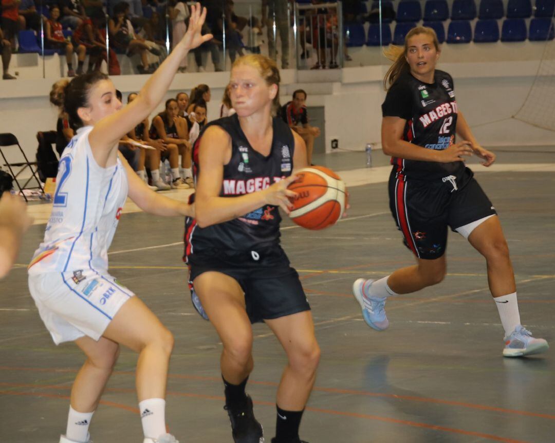 Regina Gómez en posesión del balón.