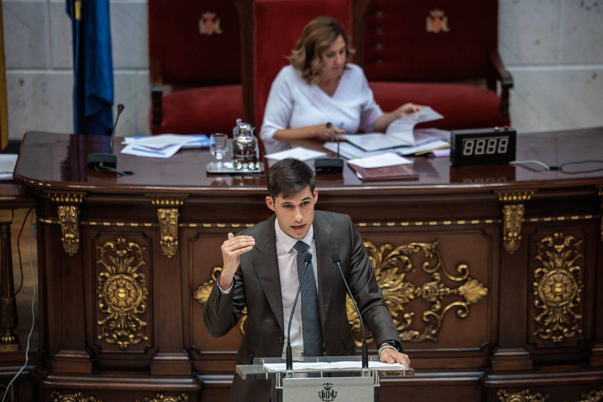 El portavoz socialista Borja Sanjuan interviene en un pleno del Ayuntamiento de València, con la alcaldesa María José Catalá a sus espaldas.