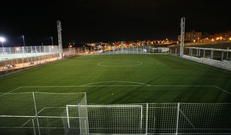 El nuevo césped artificial se instalará durante los meses de verano y su mantenimiento es mínimo