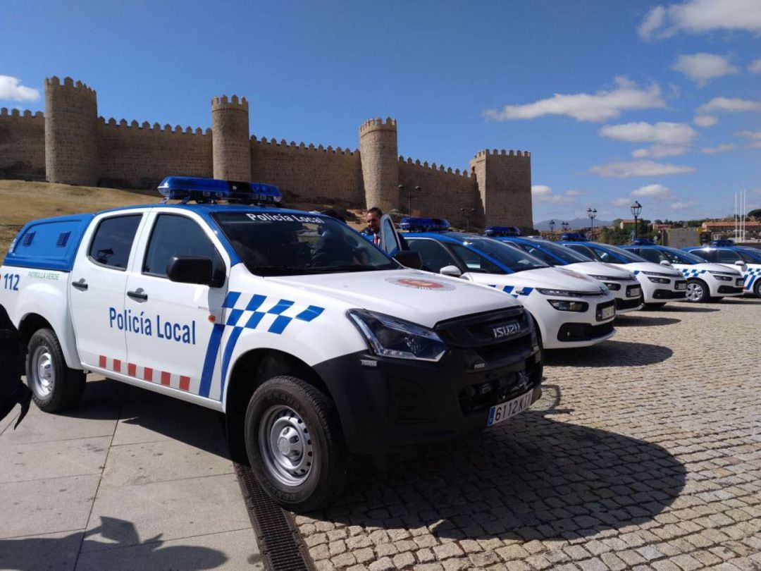 Vehículos de Policía Local en el Lienzo Norte de la Muralla de Ávila