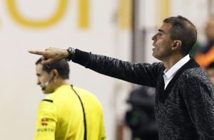 El entrenador del Eibar, Gaizka Garitano, da instrucciones a sus jugadores durante el partido de la décima jornada de Liga en Primera División que Rayo Vallecano y Eibar disputan esta noche en el estadio de Vallecas, en Madrid.