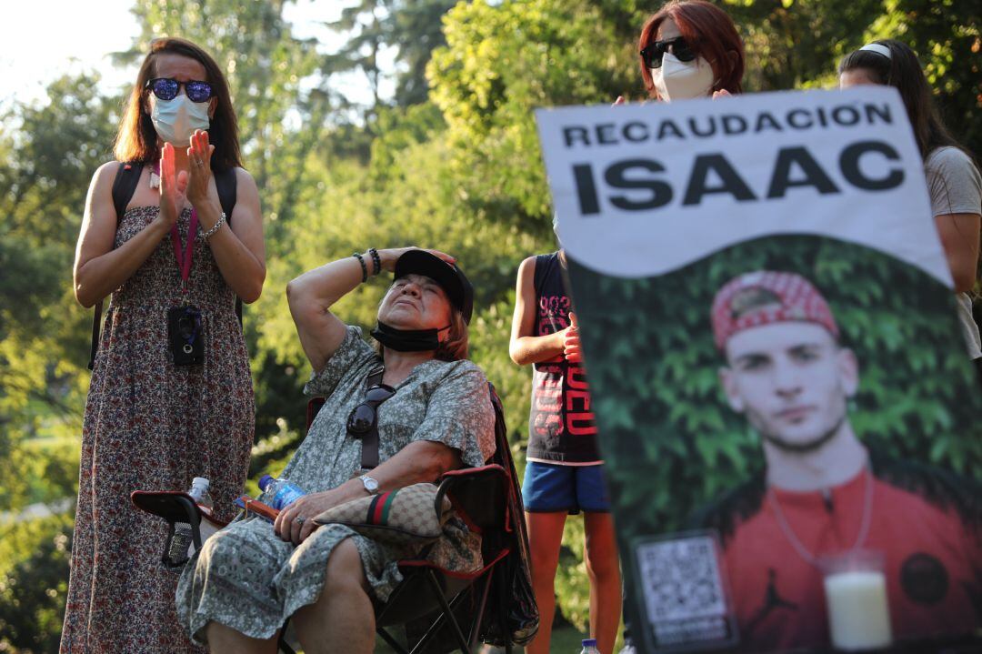 Varias personas participan en un homenaje a Isaac, un joven asesinado en julio en Madrid. Archivo. 