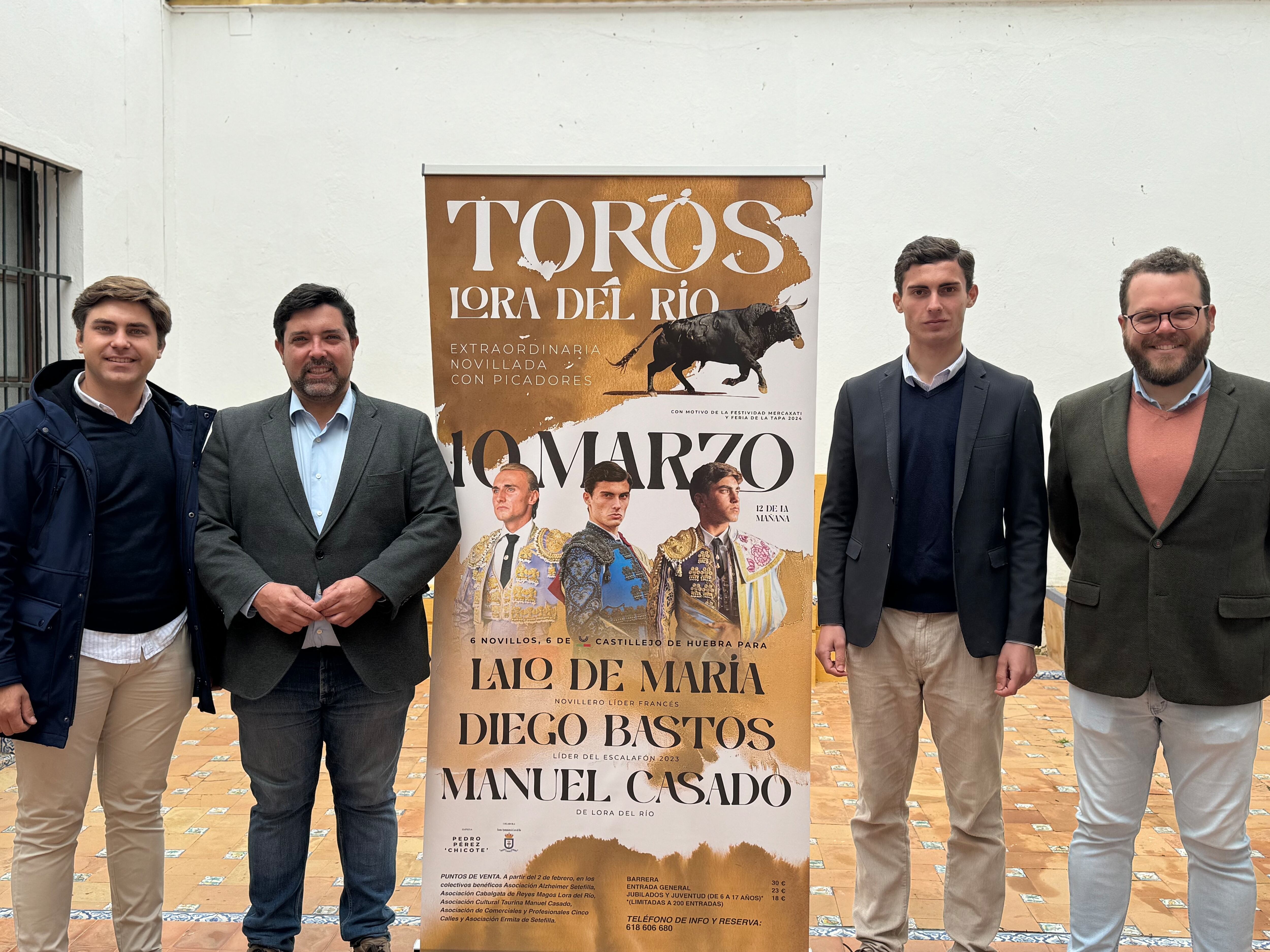 Foto de familia tras la presentación del cartel de Lora del Río