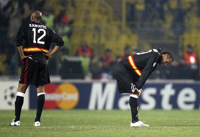 Kanouté y Luis Fabiano se lamentan tras la derrota en Turquía