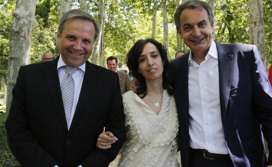 Antonio Carmona, Mercedes González, y Jose Luis Rodríguez Zapatero en la presentación del programa electoral al Ayuntamiento de Madrid