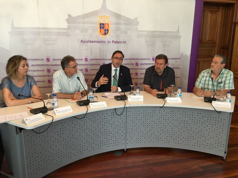 Los representantes de asociaciones palentinas y el alcalde Palencia, Alfonso Polanco firman los convenios de colaboración