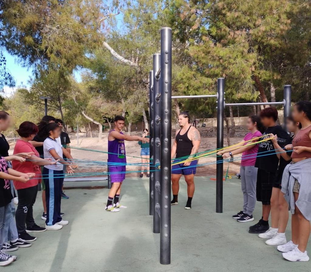 Actividades en un parque de calistenia