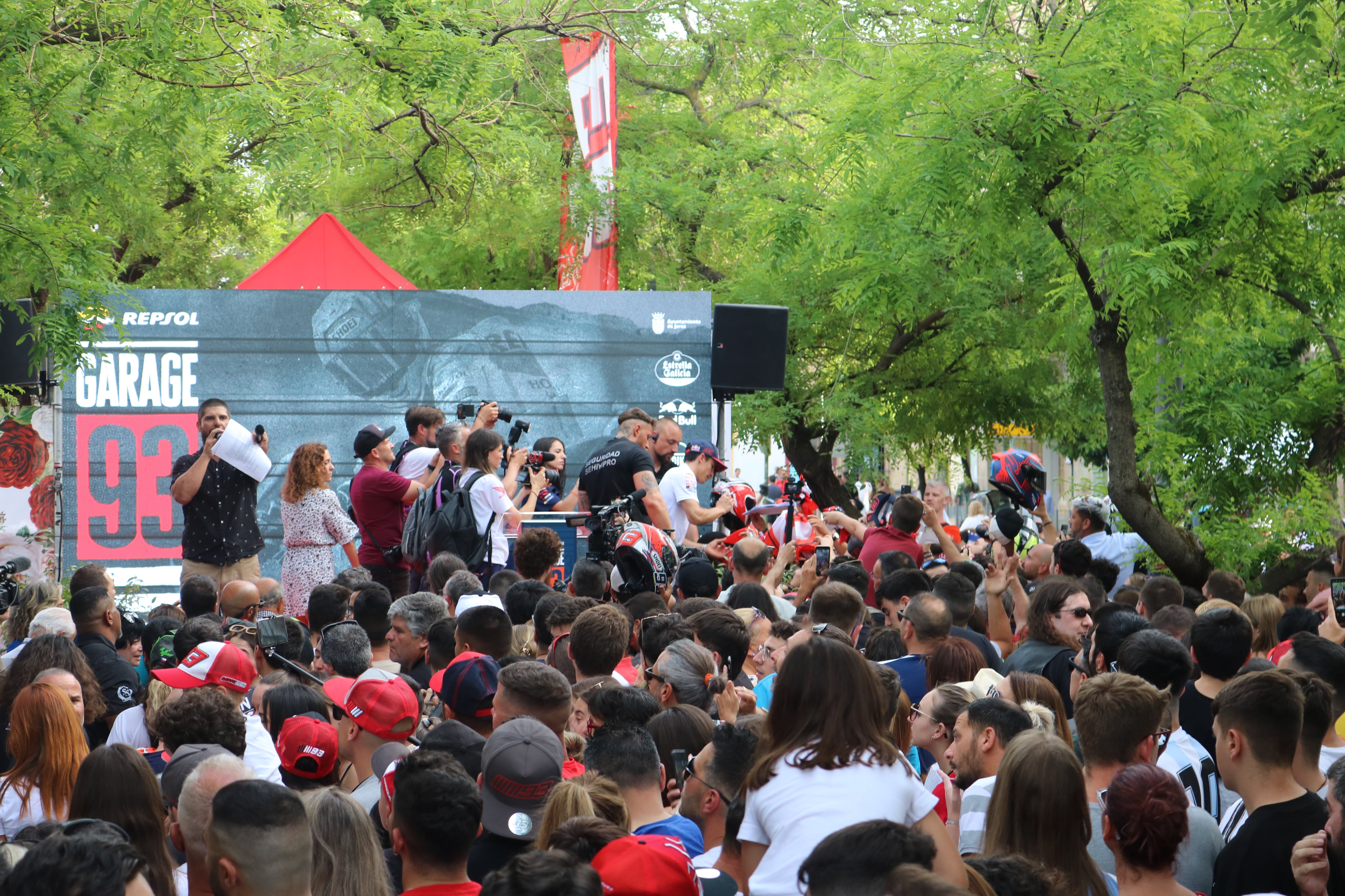 Centenares de aficionados se agolparon junto a la exposición para ver a la estrella de Honda / RJ