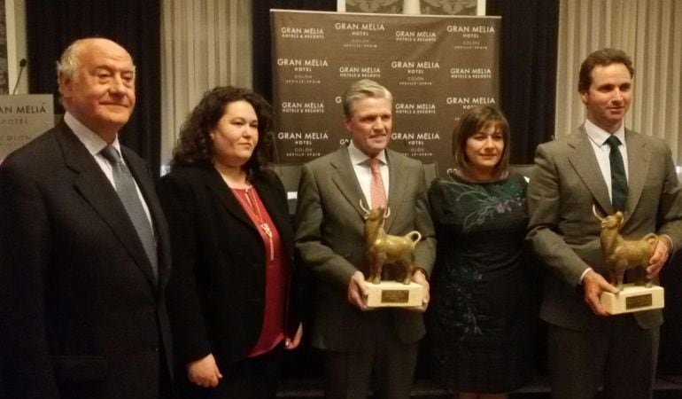 De izquierda a derecha, el empresario de la plaza de toros de Sevilla, Ramón Valencia; la delegada del Gobierno de la Junta en Sevilla, Esther Gil; Juan Antonio Ruiz &#039;Espartaco&#039;, Rosana González, directora del Hotel Colón; y el ganadero Álvaro Núñez