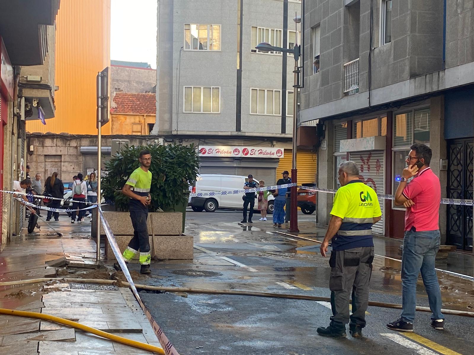 La rotura de una tubería en la calle San Roque de Vigo causa grandes desperfectos