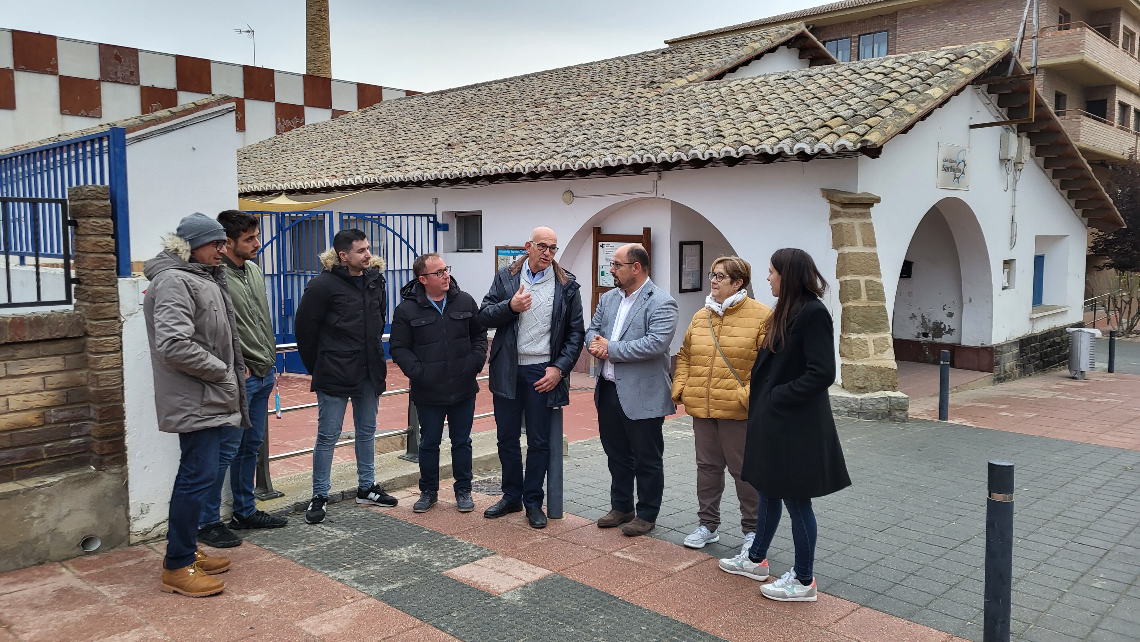 Alberto Izquierdo y Cristina Navarro junto a los concejales y miembros del PAR en Sariñena