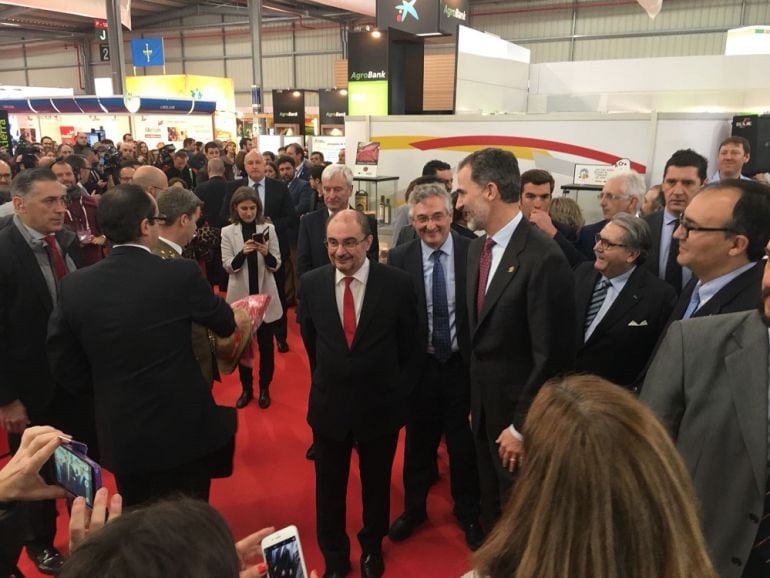 El rey Felipe VI junto al presidente de Aragón, Javier Lambán, el consejero de Desarrollo Rural, Joaquín Olona, y el presidente de la Cámara de Comercio, Manuel Teruel, en la inauguración de la FIMA 2018