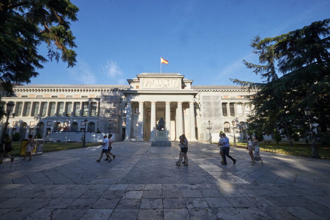 Fachada oeste o de Velázquez del Museo del Prado vista desde el Paseo del Prado