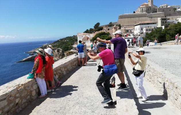 Turistas fotografían las vistas de Ibiza