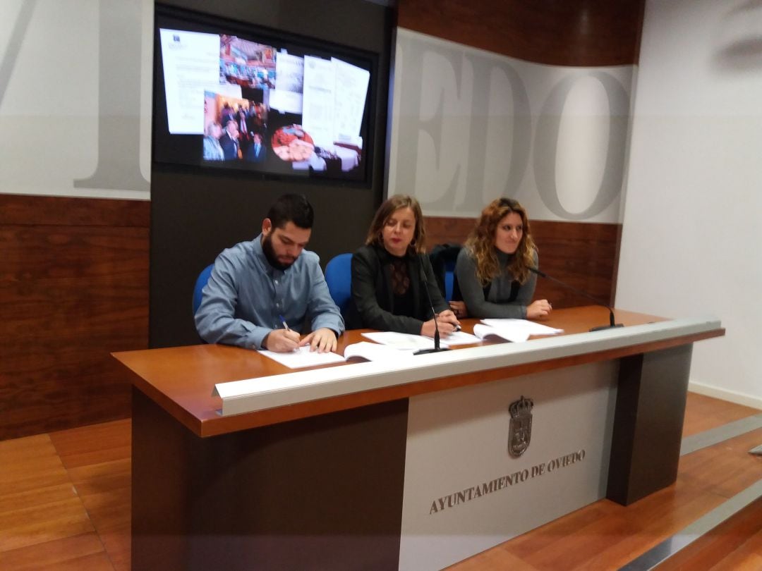 Los concejales de Somos Oviedo denuncian los gastos del alcale con las facturas reflejadas en la pantalla situada tras ellos