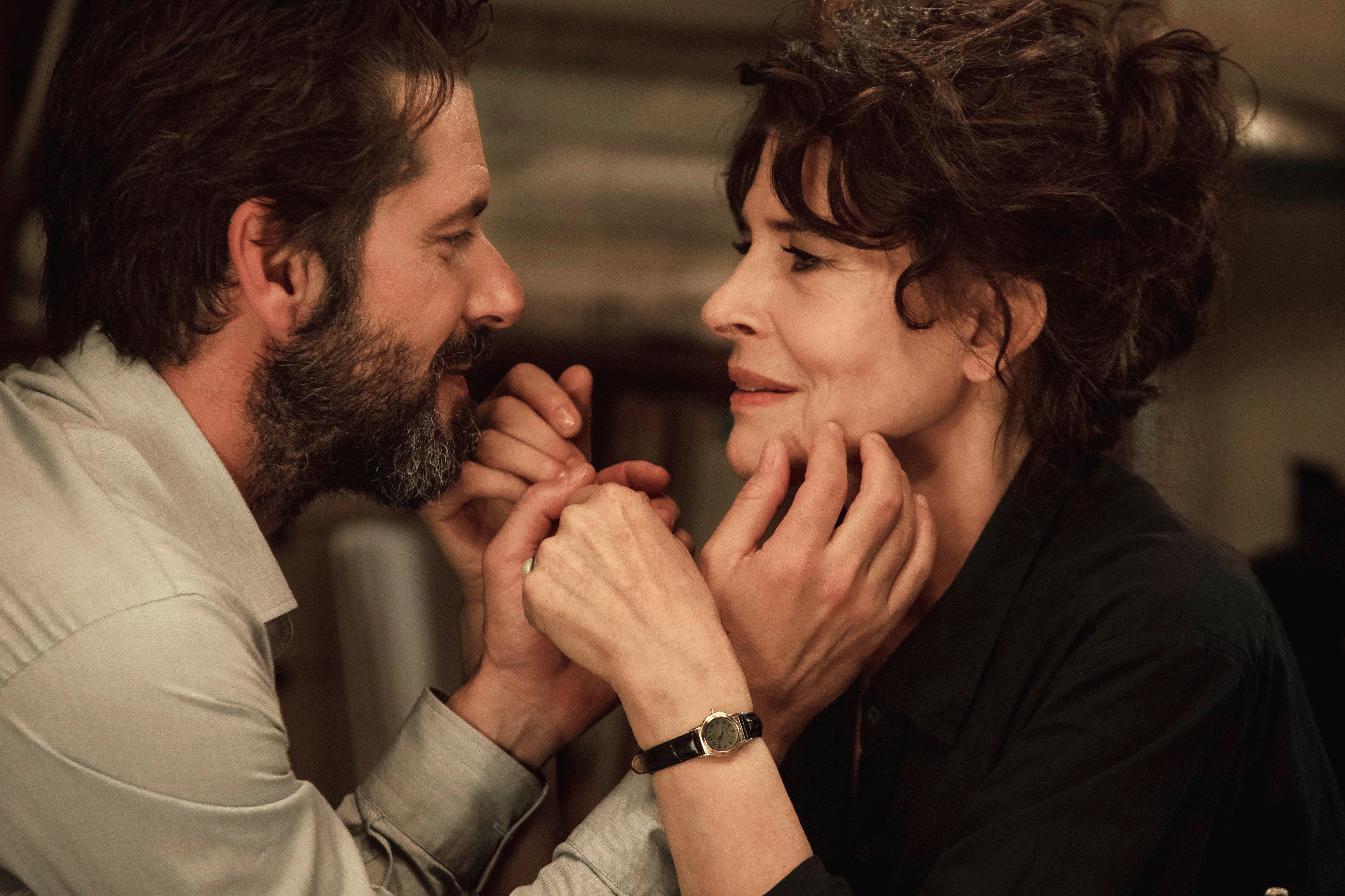 Fotograma de la película 'Los jóvenes amantes' / en la imagen Melvil Poupaud y Fanny Ardant / Karma Films