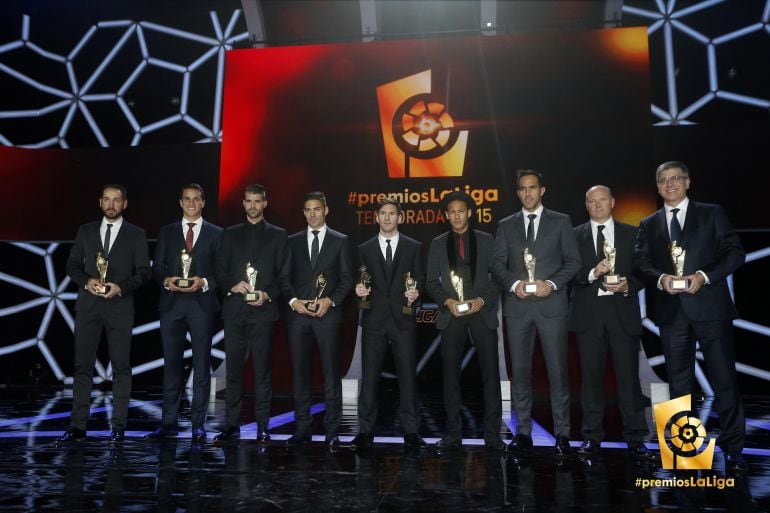 Los ganadores de los premios LFP posan con sus respectivos trofeos.