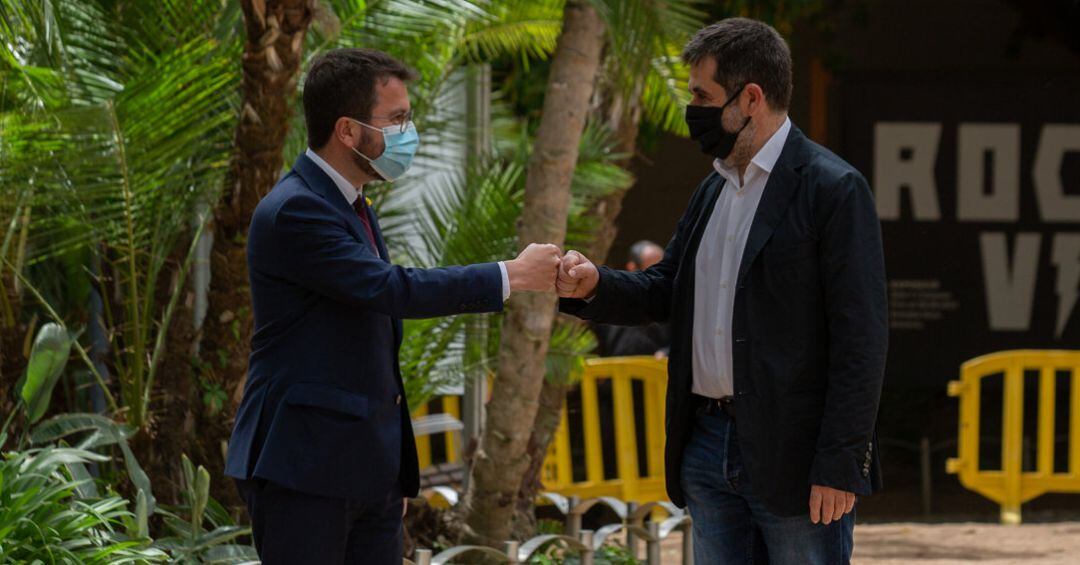 El president de la Generalitat en funciones, Pere Aragonès (i) y el secretario general de Junts, Jordi Sànchez (d) durante el anuncio de su acuerdo en los jardines del Palau Robert, 