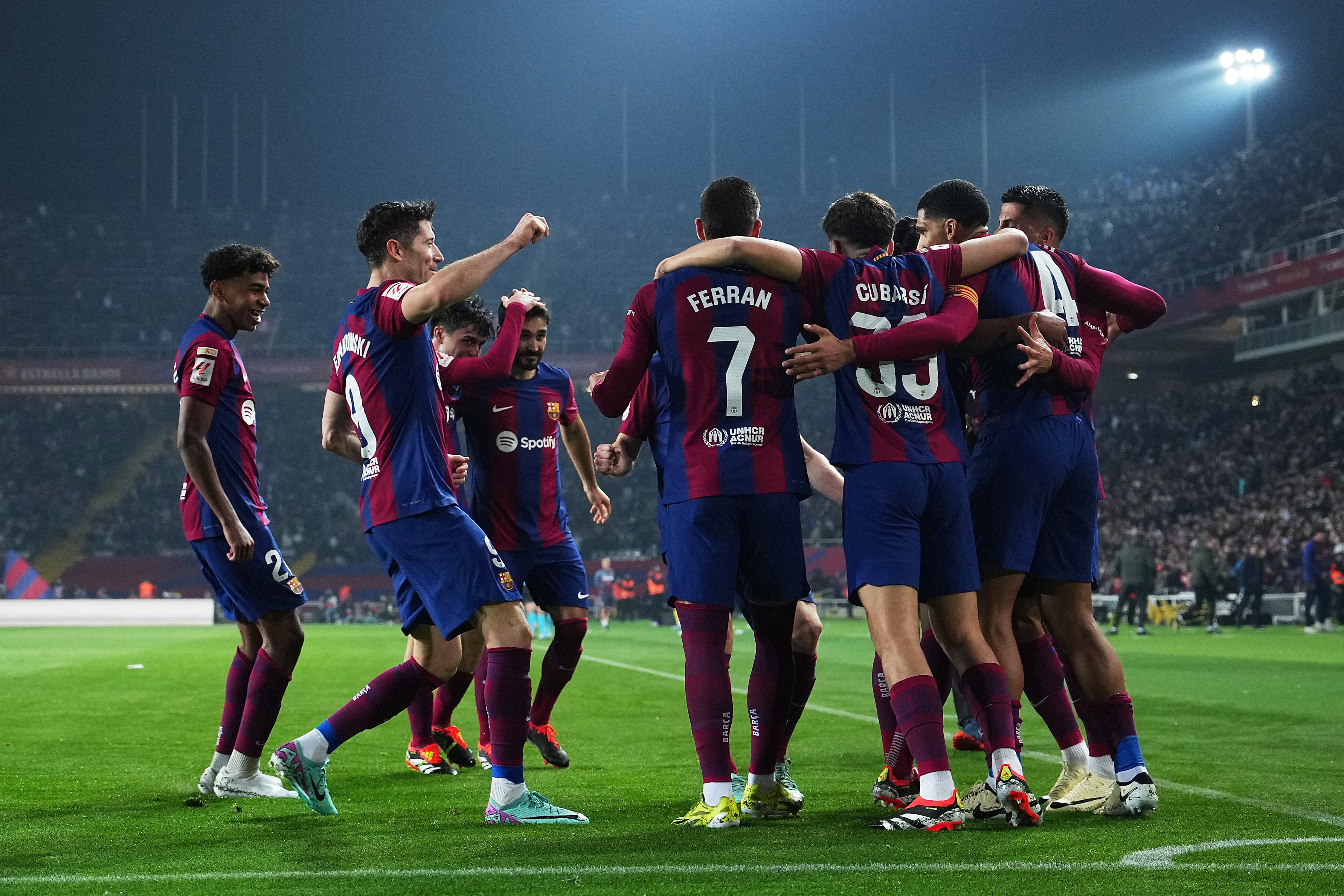 Los jugadores del Barça celebran un gol ante el Villarreal en Liga. (Photo by Alex Caparros/Getty Images)