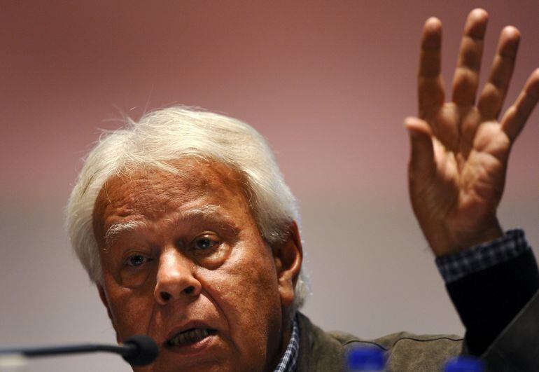 Felipe González durante una conferencia