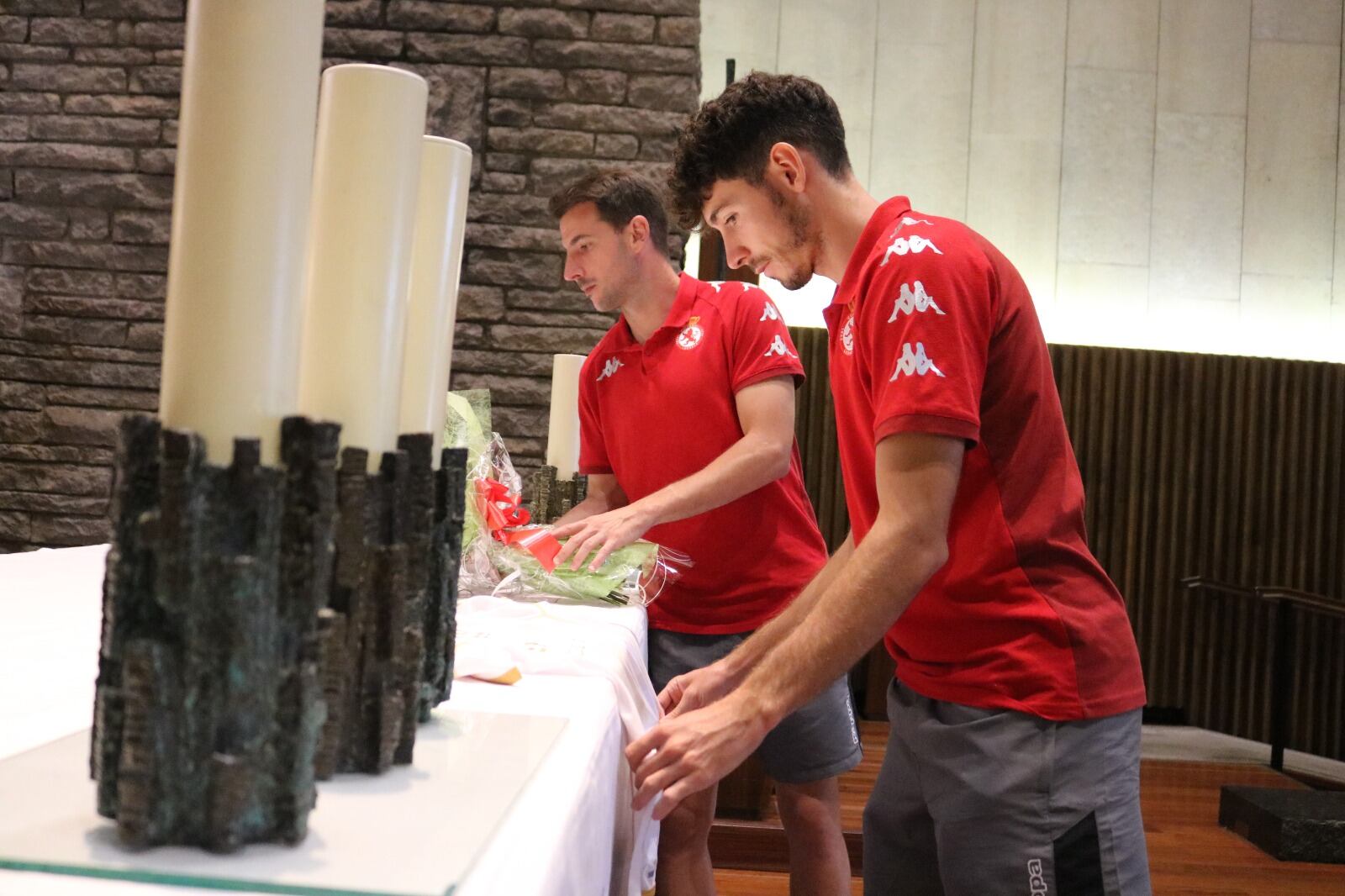 Los capitanes Castañeda y Aarón realizan la ofrenda floral