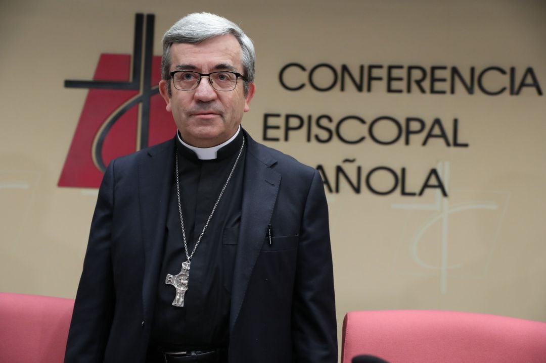 El portavoz de la Conferencia Episcopal Española Luis Argüello antes de la rueda de prensa en la Oficina de Información.