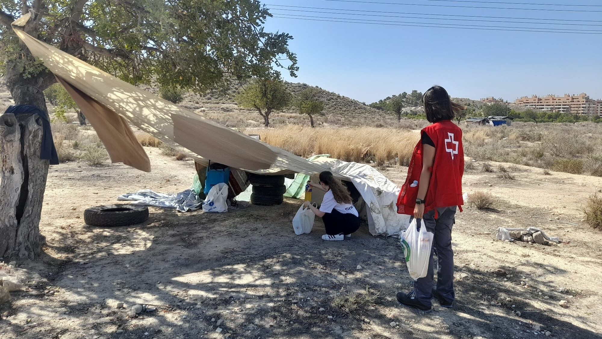 Voluntarios de Cruz Roja repartiendo Kits para afrontar el calor en la ciudad de Alicante