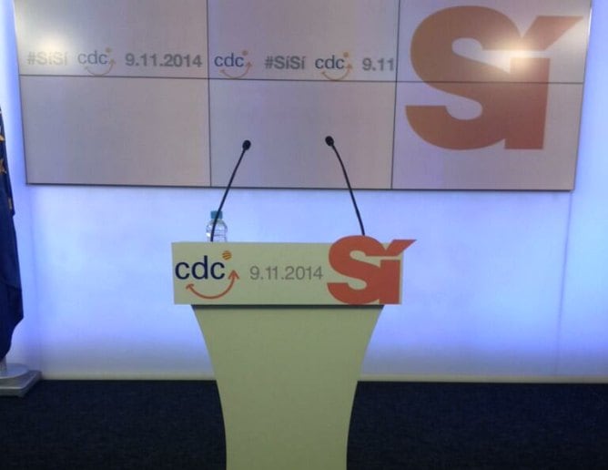 CDC empieza su campaña por el triple sí, como se puede ver en el atril desde el que se ha hecho la rueda de prensa tras la reunión de su Comité Ejecutivo