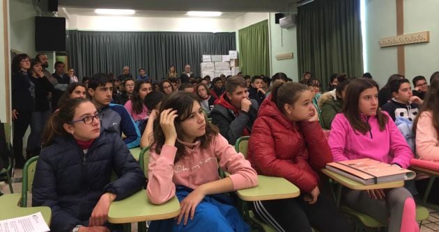 Alumnos y profesores asisten a la escenificación del juicio y charla posterior del magistrado del TSJRM, Joaquín Ángel de Domingo