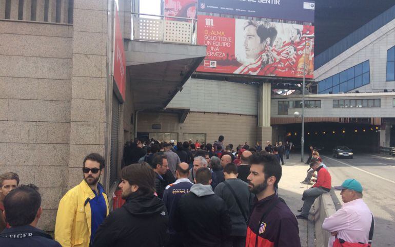 Los aficionados han formado largas colas para comprar las 4.000 entradas de la ida de semifinales de la Champions.