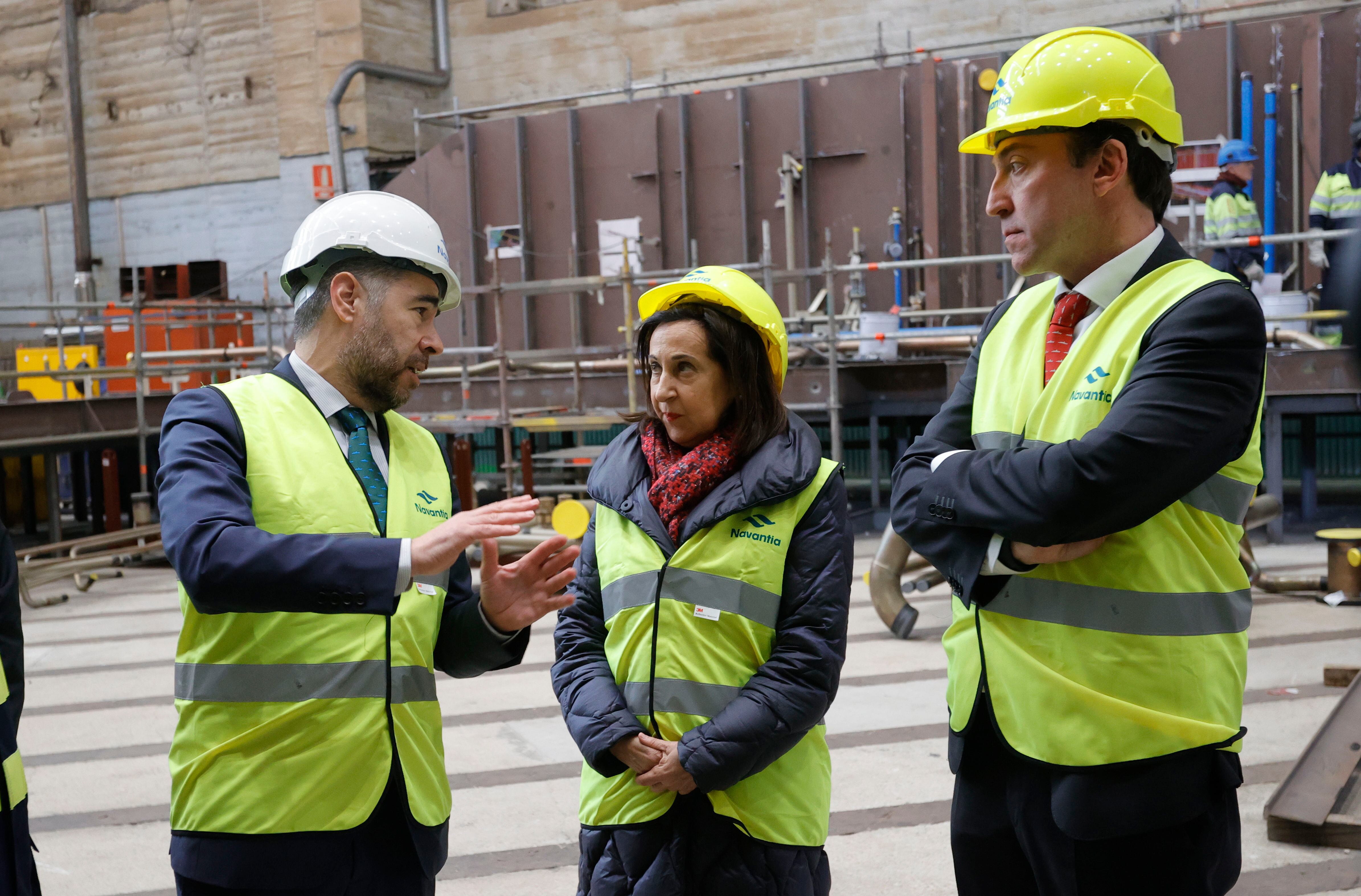 FERROL, 23/02/2023.- La ministra de Defensa, Margarita Robles, visita el astillero de Navantia Ferrol para conocer los avances en el programa constructivo de las fragatas F-110 para la Armada española junto a al presidente de Navantia, Ricardo Domínguez (d), y el director del astillero de Ferrol, Eduardo Dobarro (i). EFE/ Kiko Delgado