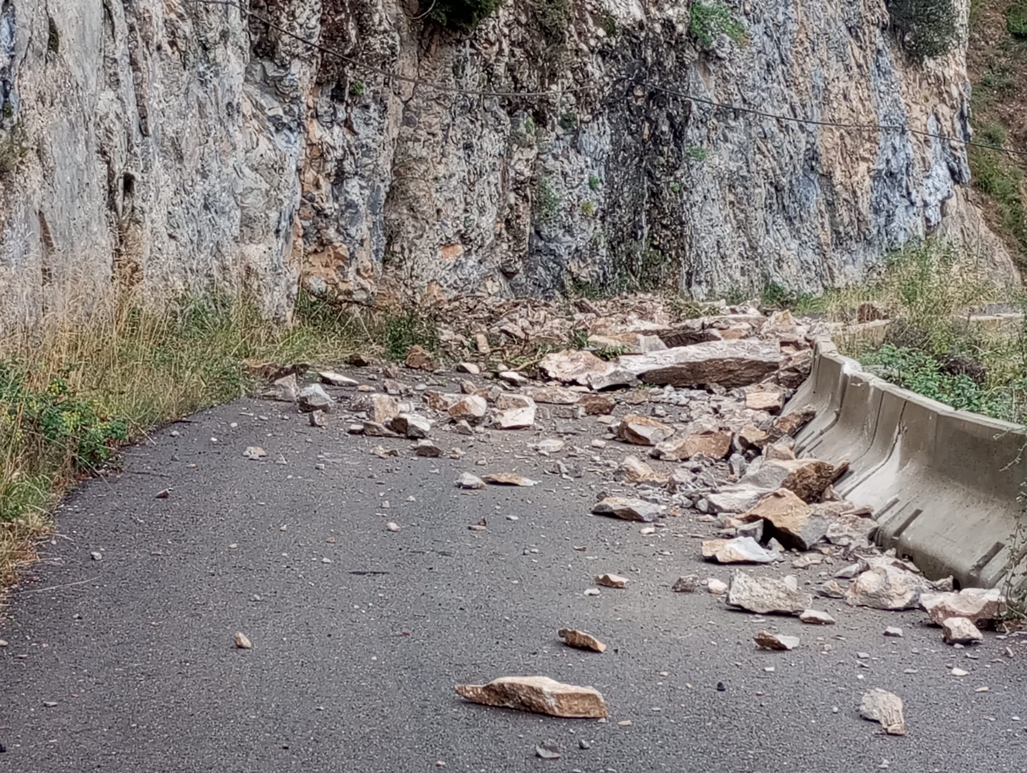 Desprendimientos de rocas en la carretera N-330 entre Nueno y Arguis. SUBDELEGACIÓN DEL GOBIERNO EN HUESCA