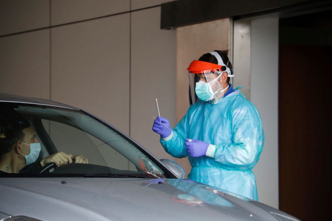 Sanitario realiza test rápido de anticuerpos