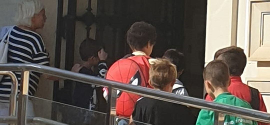 Niños entrando al colegio.