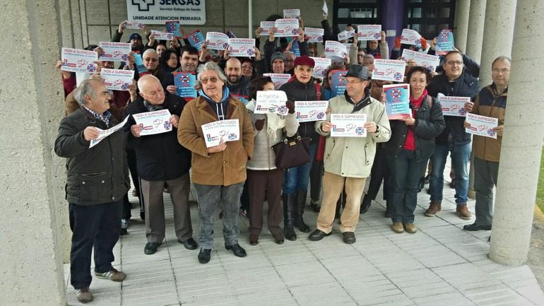 Una protesta ante un centro de atención primaria en A Mariña