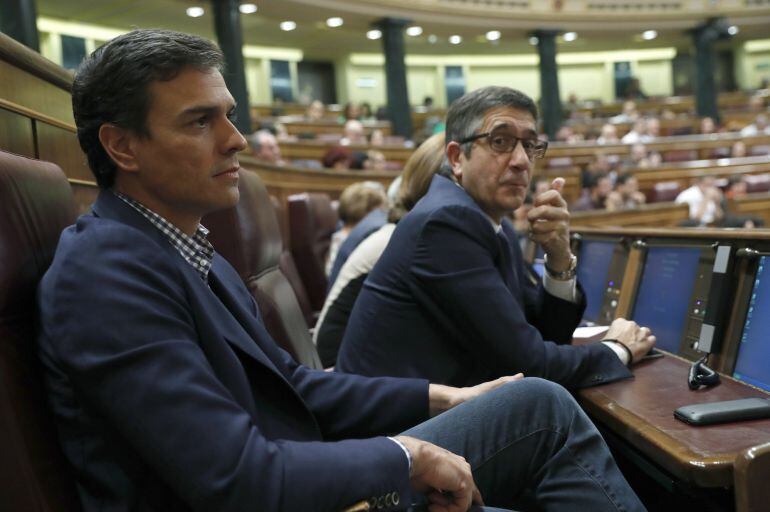 El exsecretario general del PSOE, Pedro Sánchez, en su escaño junto al diputado del partido, Patxi López al inicio del debate de investidura del candidato del PP, Mariano Rajoy