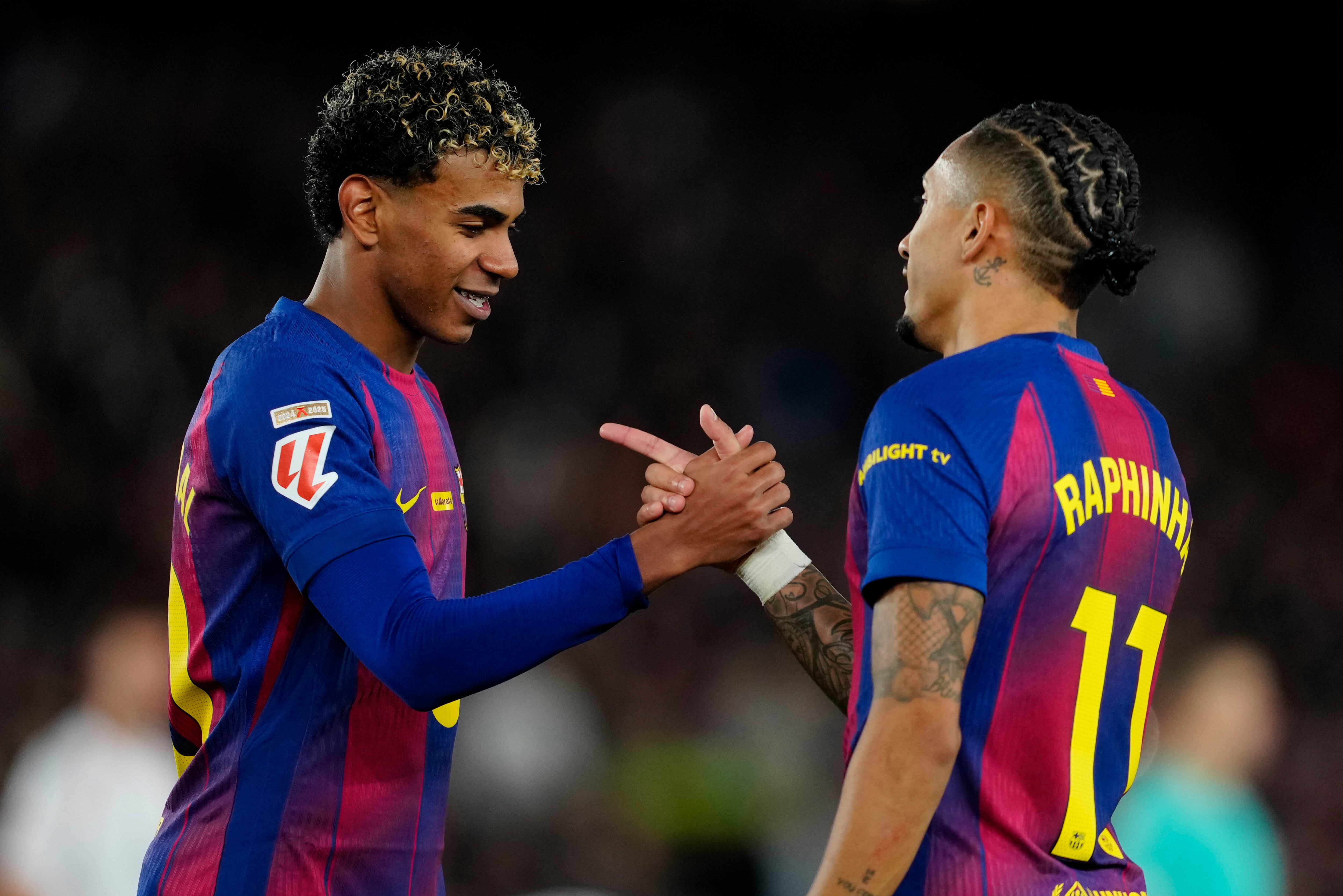 Raphinha  celebra su gol ante el Osasuna con su compañero Lamine Yamal