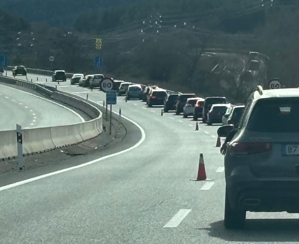 La autovía sin terminar provoca atascos en momentos de gran tráfico