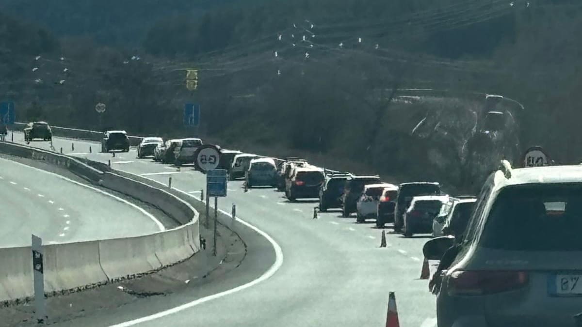 Retenciones de tráfico en el regreso del fin de semana en el Pirineo