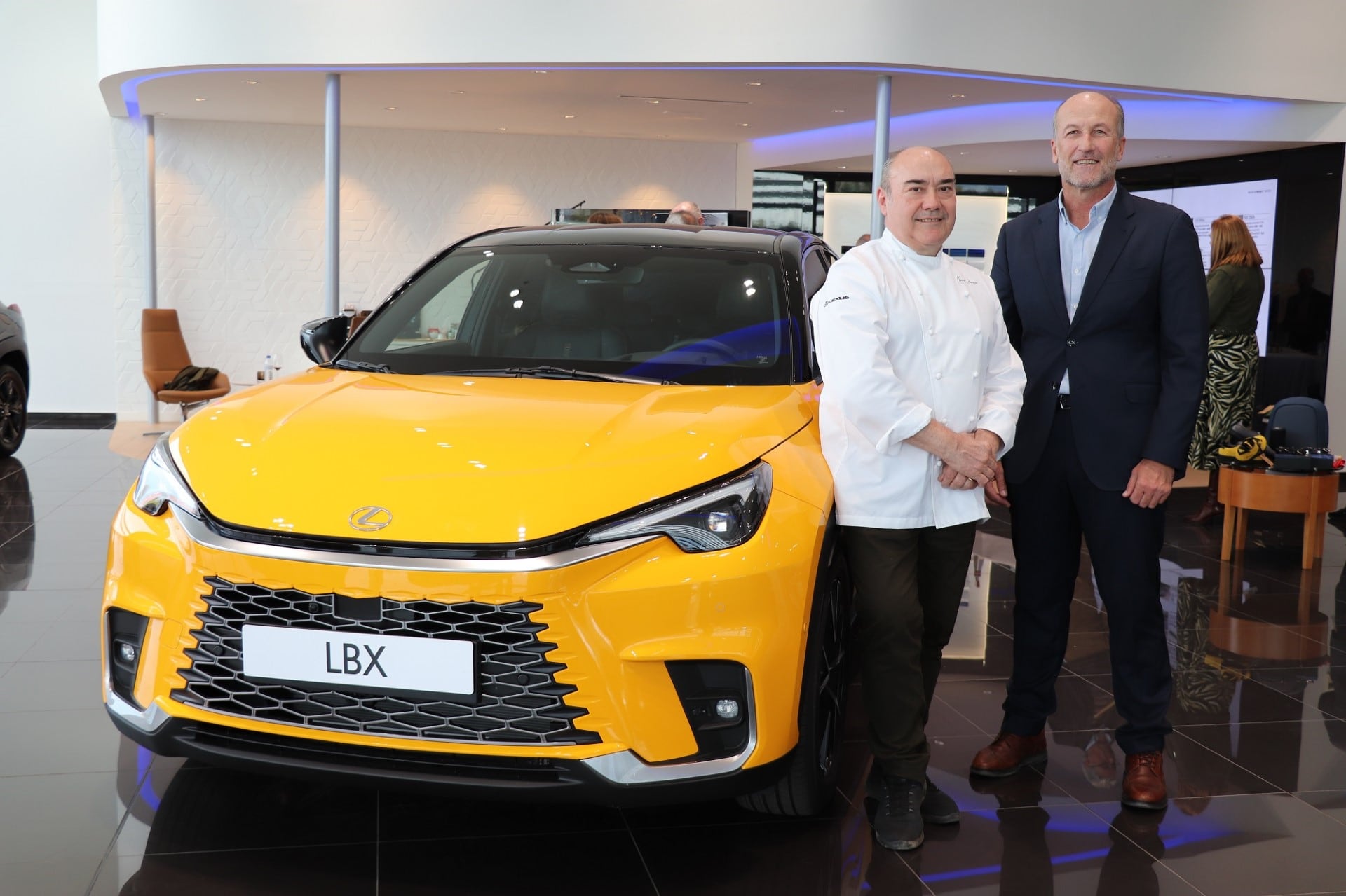 El cocinero Miguel Barrera y el gerente de Lexus Castellón, Javier Arrando, en la presentación del nuevo modelo.