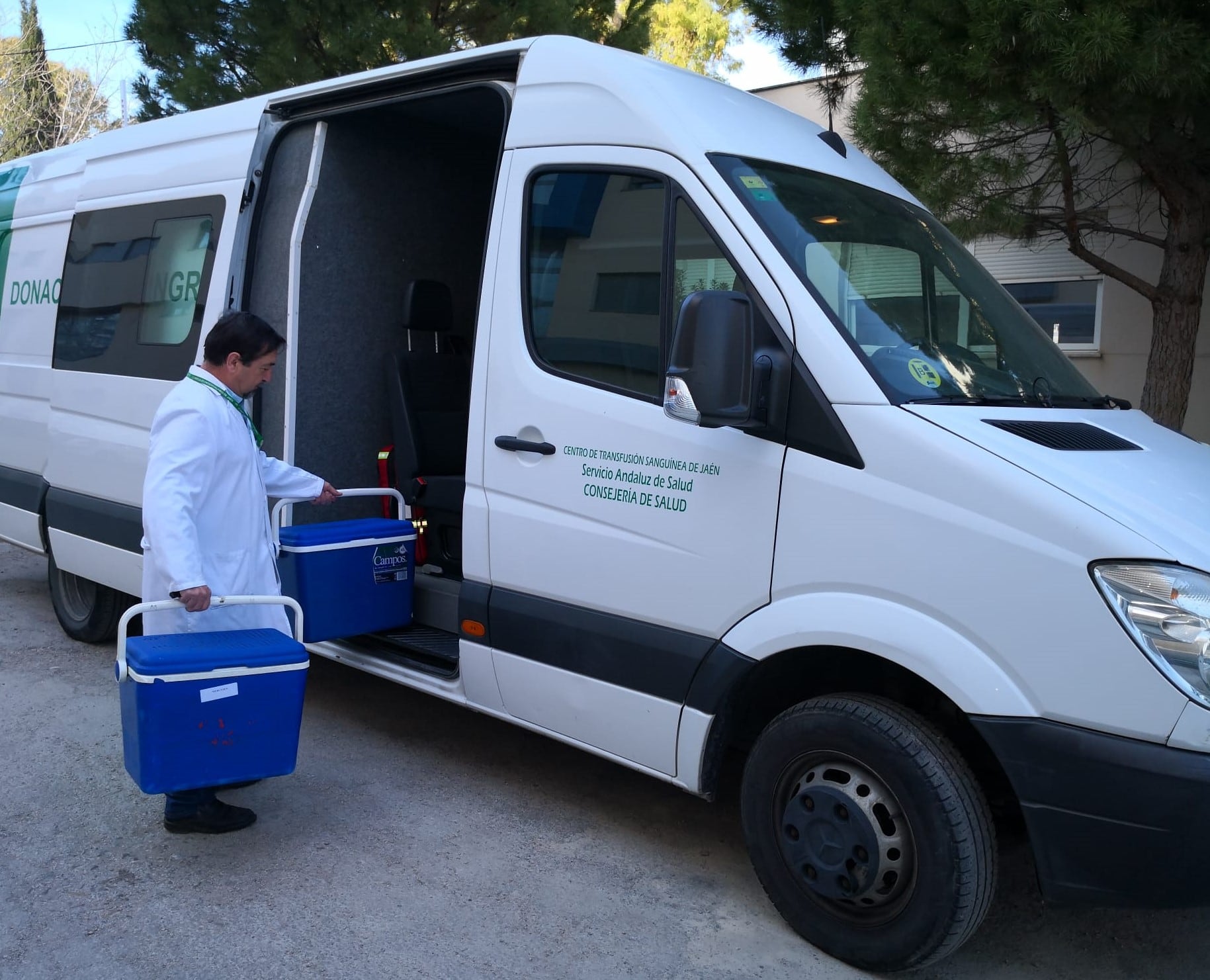 Un profesional sanitario junto a una unidad móvil del Centro de Transfusión Sanguínea de Jaén.