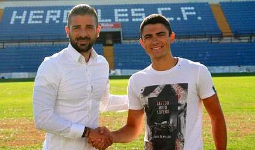 Sergio Ortuño (D) con el Director Dptvo. del Hércules C. F., Javier Portillo
